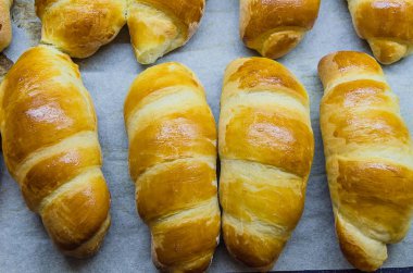 Sosis ile ev yapımı lezzetli çörekler.