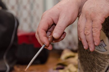 Onarımlar yapan güçlü çalışma elleri.