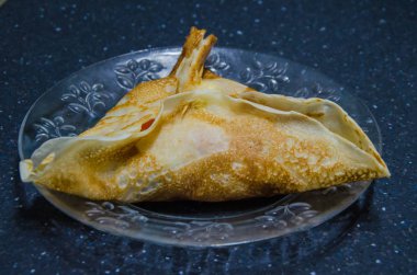 Beyaz tabakta iki doldurulmuş krep