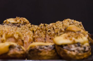 Plaka üzerinde mantar dolması