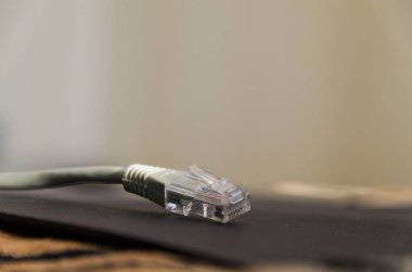 Ethernet kablosu takılı