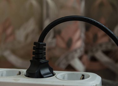 halatlar ile elektrik fişleri bağlı elektriksel güç şerit açma kapama düğmesi ile elektrik faturası ile sikkeler, yığın enerji tasarrufu kavramı