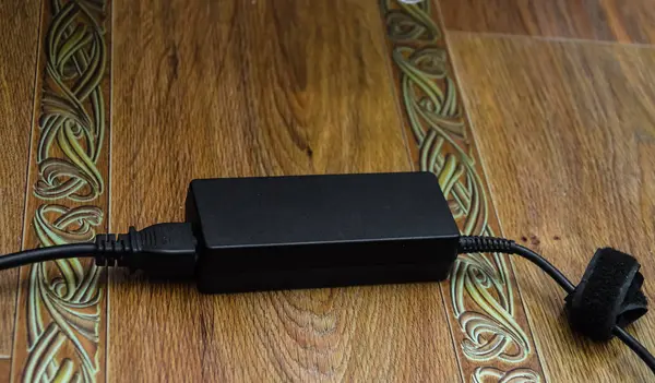 Fişler bir ahşap zemin üzerinde yere bağlı teyp ile yerleştirilir