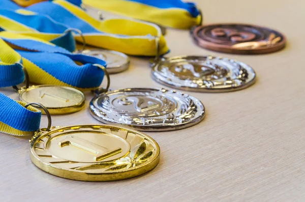 Золоті, срібні та бронзові спортивні медалі . — стокове фото