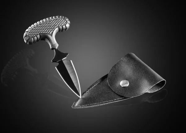 Schönes, glänzendes Messer auf schwarzem Hintergrund. — Stockfoto