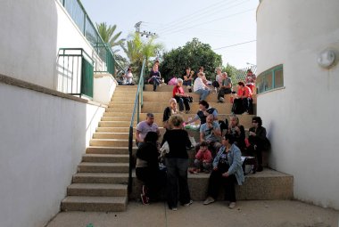 Bir mola sırasında turistler