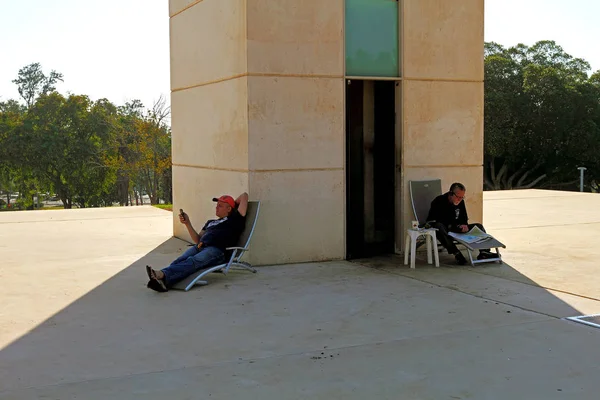  Güvenlik görevlisi ve ziyaretçi