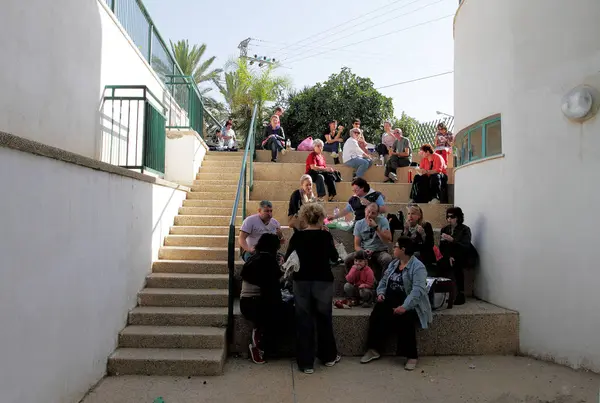 Bir mola sırasında turistler