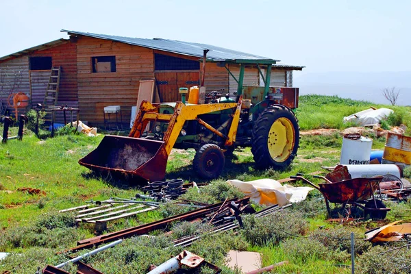 arka bahçede gereksiz şeyler dökümü
