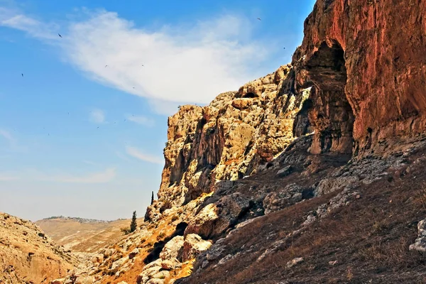 Paysage de montagne avec entrée de grotte — Photo