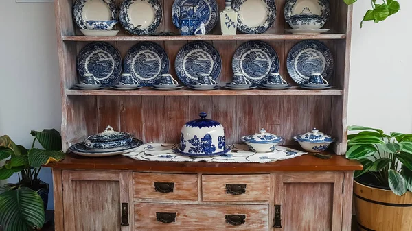 Hutch commode avec ensemble de dîner — Photo