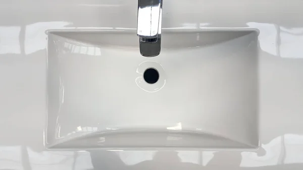 Yeni banyo lavabo beyaz seramik — Stok fotoğraf