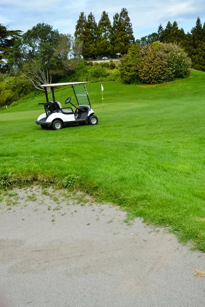 Yeni Zelanda Golf Sahası kum çukur ve golfçüler Kart ile — Stok fotoğraf