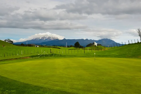 Yeni Zelanda Golf Sahası arka planda Dağı — Stok fotoğraf