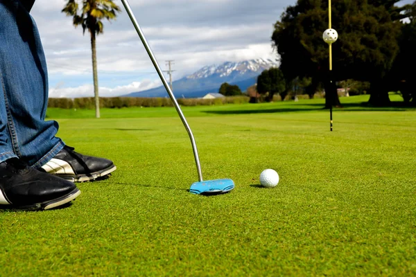 Golfista practicando el putting on the green —  Fotos de Stock