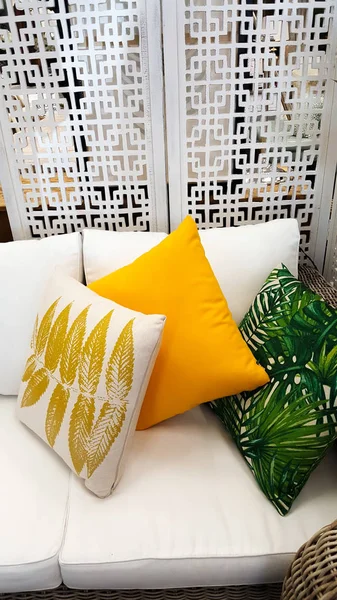 Cojines en sofá en mezcla de colores diseñador de interiores —  Fotos de Stock