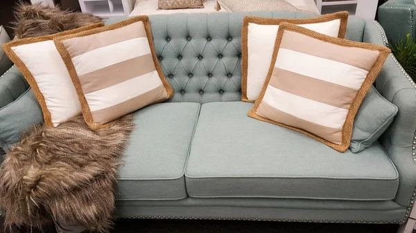 沙发上的棕褐色和白色靠垫, 室内设计师风格 — 图库照片