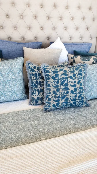蓝色靠垫和枕头的混合在床室内设计师 — 图库照片