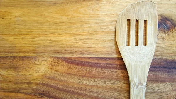 Selezione di utensili da cucina in legno su un tagliere — Foto Stock