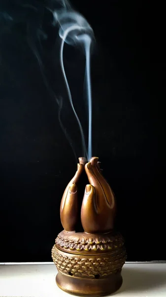 Tütsü ahşap dua elinde yanan duman