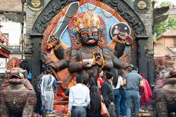 尼泊尔加德满都 2017年5月2日 人们崇拜加德满都Hanumandhoka的Kaal Bhairav神龛 — 图库照片