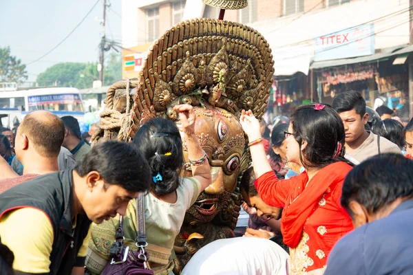 Katmandu Nepal Maja 2017 Ludzie Czczą Metalowego Idola Lorda Bhairava — Zdjęcie stockowe