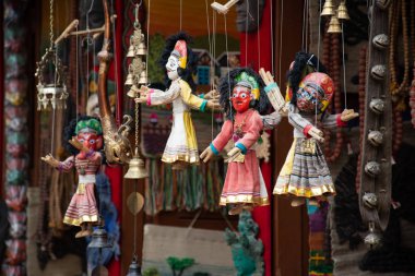 Geleneksel Nepalli kuklaların makro görüntüsü Bhaktapur Durbar Meydanı, Katmandu 'daki mağazalardan birinde satışa sunuldu..