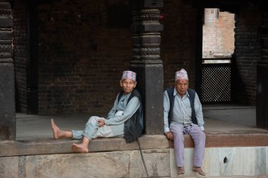 Katmandu, Nepal - Mayıs 06, 2017: Bhaktapur Durbar Meydanı 'nda dinlenen iki yerel Nepalli erkek.