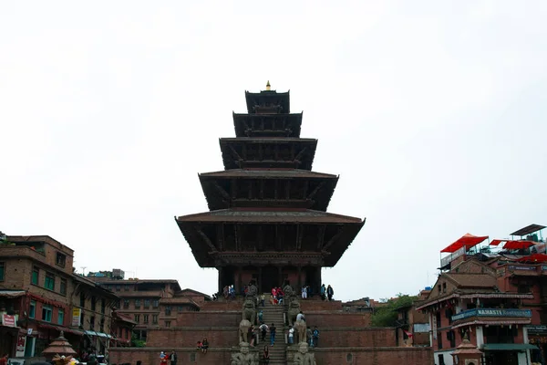 Katmandu, Nepal - 06 Mayıs 2017: Bhaktapur durbar meydanındaki ünlü beş katlı tapınak, Nyatapol.