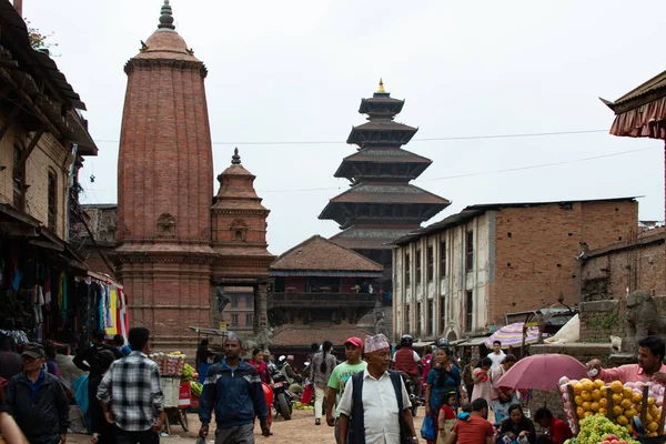Katmandu, Nepal - 06 Mayıs 2017: Katmandu 'daki Bhaktapur Durbar Meydanı' ndaki yerel pazar manzarası.