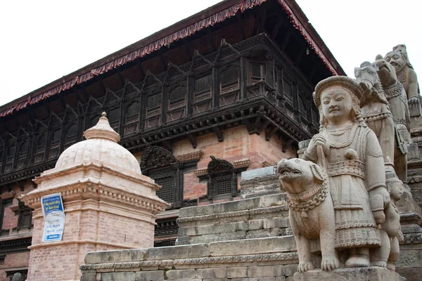 Katmandu 'daki Bhaktapur Durbar Meydanı' nda 55 pencereli saray.