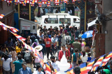 Katmandu, Nepal - 10 Mayıs 2017: Buddha Jayanthi vesilesiyle Bouddhanath Stupa binasına büyük bir kalabalık giriyor.