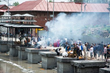 Katmandu, Nepal - 10 Mayıs 2017: Baghmati nehrinin kıyısındaki Pashupatinath tapınağında ölü bedenleri yakıldı.