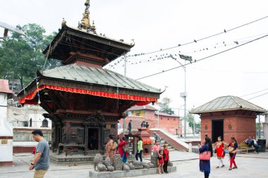 Katmandu, Nepal - 10 Mayıs 2017: Pashupatinath tapınağında Tanrıça Mata Vatsaleshwari 'nin tapınağı.