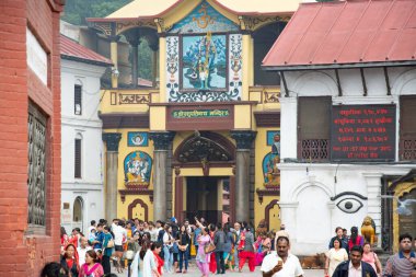 Katmandu, Nepal - 10 Mayıs 2017: Pashupatinath tapınağının ana girişi.