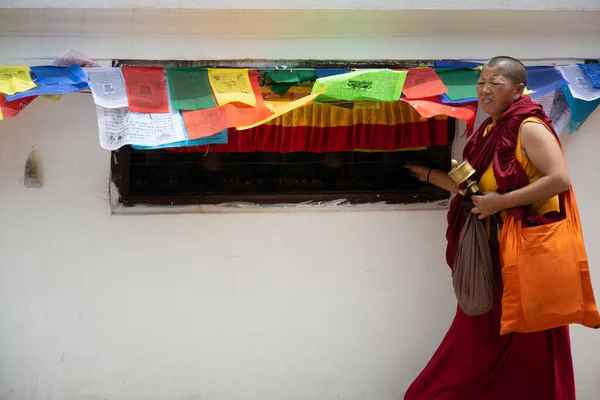 Kathmandu Nepal Maio 2017 Uma Freira Vista Orando Enquanto Passeia — Fotografia de Stock