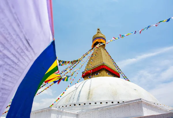 Προβολή Του Bouddhanath Stupa Που Περιβάλλεται Από Σημαίες Προσευχής — Φωτογραφία Αρχείου