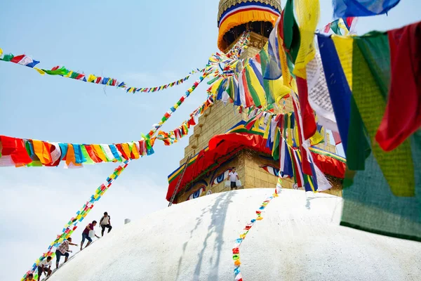 Κατμαντού Νεπάλ Μαΐου 2017 Άγνωστοι Άνδρες Σκαρφαλώνουν Για Καθαρίσουν Μνημείο — Φωτογραφία Αρχείου
