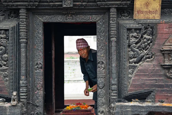 Kathmandu Nepal Maio 2017 Sacerdote Templo Vatswaleswari Olha Pela Entrada — Fotografia de Stock