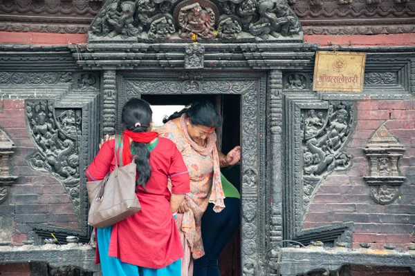 Kathmandu Nepal Maio 2017 Devotos Saem Depois Ter Darshan Deusa — Fotografia de Stock