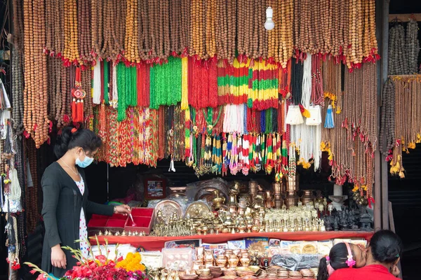 Katmandú Nepal Mayo 2017 Joven Tendero Ropa Tradicional Vende Artículos — Foto de Stock