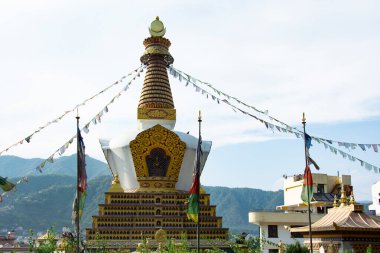 Katmandu, Nepal - 13 Mayıs 2017: Swoyambhunath çevresindeki bir stupa.