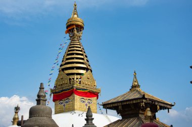 Swoyambhunath stupa manzarası Harati Maata tapınağı ve ön planda küçük stupalar.
