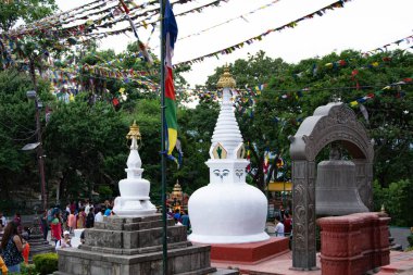 Katmandu, Nepal - 13 Mayıs 2017: Swoyambhunath 'ın girişinde küçük stupalar.