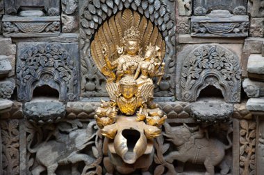 Patan Durbar Meydanı 'ndaki Sundari Chowk' ta batık su musluğu..