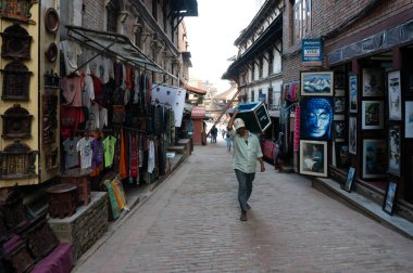 Katmandu, Nepal - 02 Ocak 2016: Bhaktapur Durbar Meydanı 'nın eski bir caddesi.