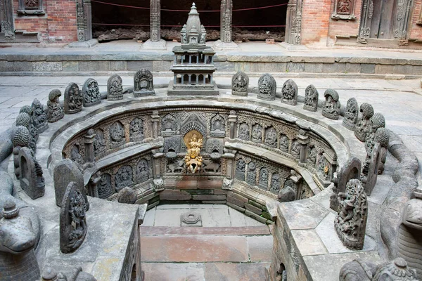 Patan Durbar Meydanı 'ndaki Sundari Chowk' ta batık su musluğu..