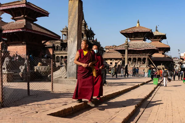 Katmandu Nepal Grudnia 2015 Buddyjscy Mnisi Tradycyjnym Stroju Spacerują Razem — Zdjęcie stockowe