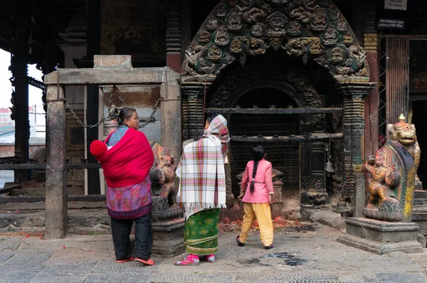 Κατμαντού Νεπάλ Ιανουαρίου 2016 Τοπικές Γυναίκες Παιδιά Στο Ναό Bagh — Φωτογραφία Αρχείου