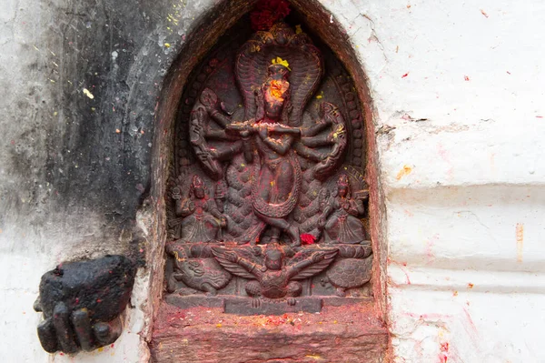 Ídolo Esculpido Deus Hindu Lord Vishnu Nas Paredes Templo Budhanilkantha — Fotografia de Stock